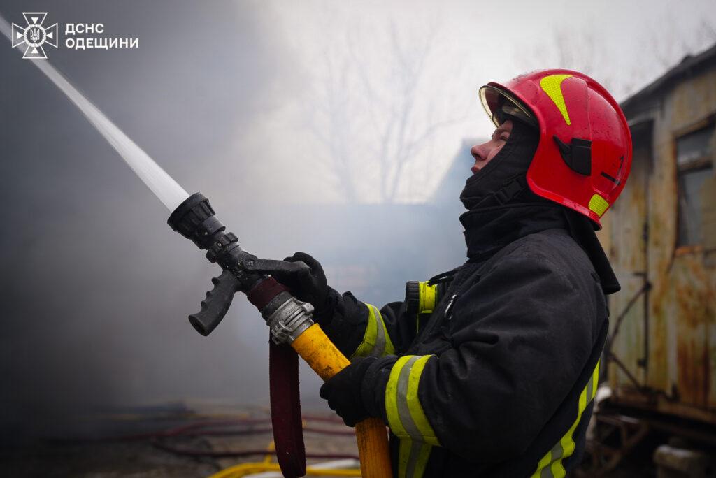 Масштабна пожежа на околиці Одеси: вогонь гасили понад 60 рятувальників