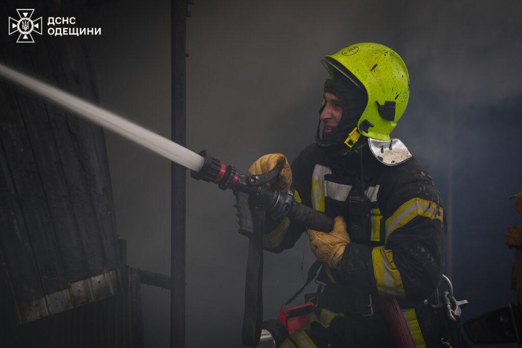 Масштабна пожежа на околиці Одеси: вогонь гасили понад 60 рятувальників