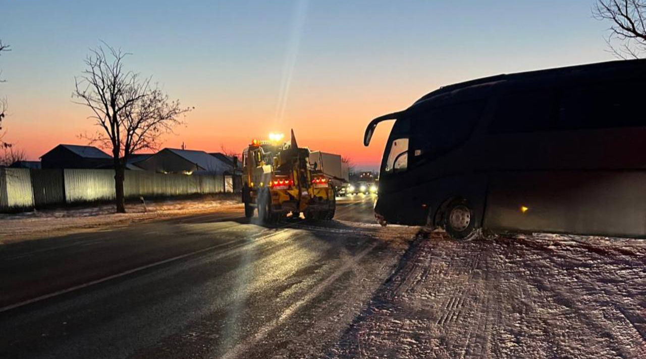 На трассе Одесса — Рени рейсовый автобус съехал в кювет возле Великого Дальника