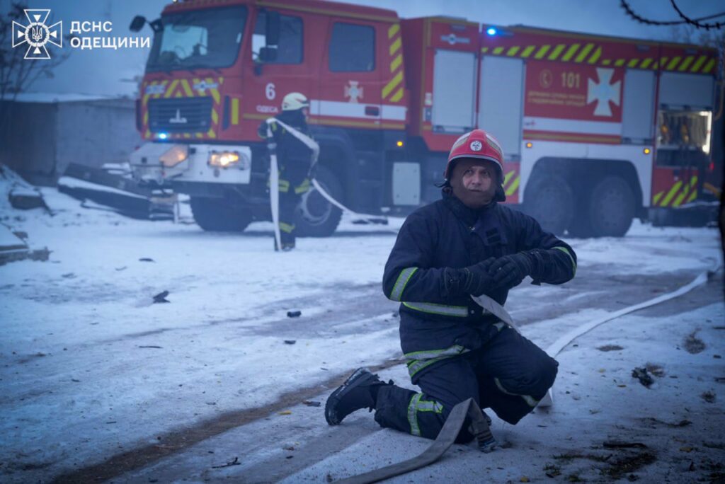 Наслідки ранкової атаки на Одещину: ДСНС показали кадри ліквідації пожеж