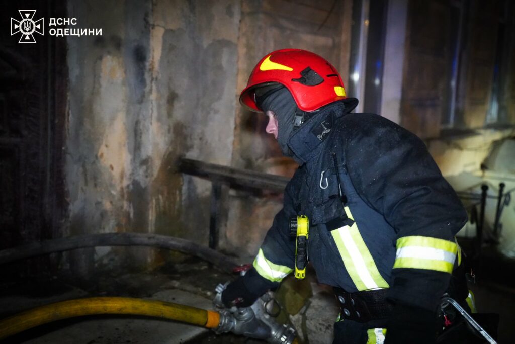 Врятоване життя: в Одесі вогнеборці винесли жінку з палаючої квартири
