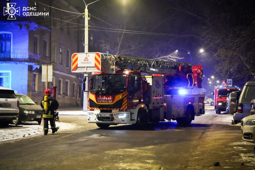 Врятоване життя: в Одесі вогнеборці винесли жінку з палаючої квартири
