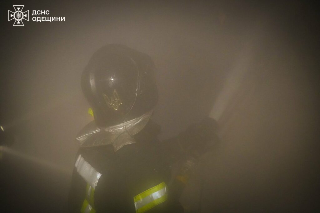 Врятоване життя: в Одесі вогнеборці винесли жінку з палаючої квартири