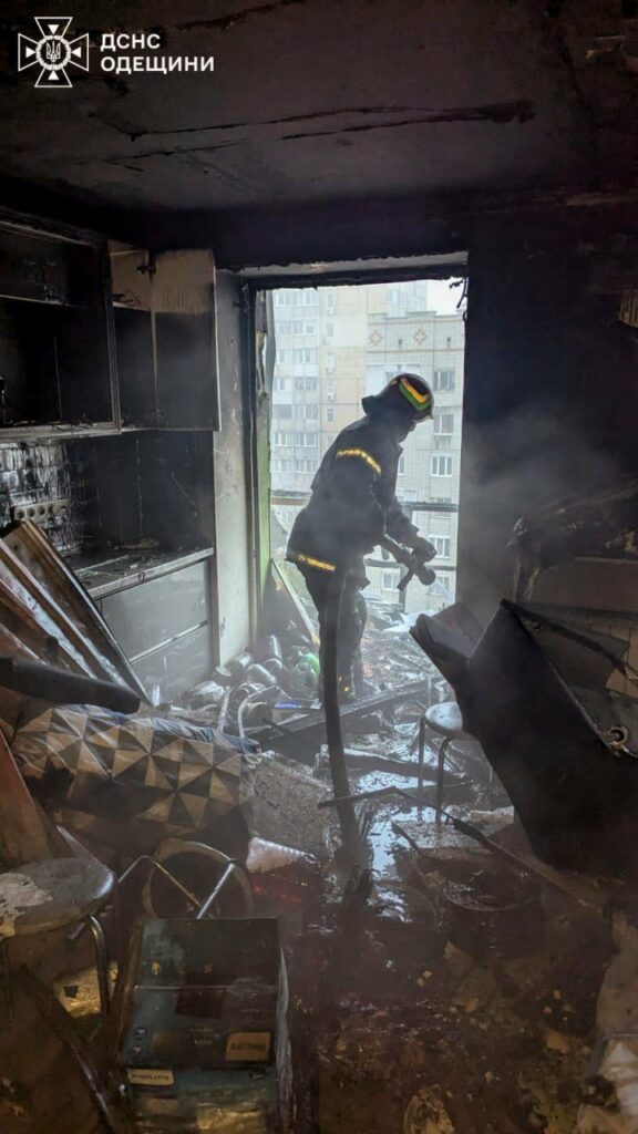 Наслідки ранкової атаки на Одещину: ДСНС показали кадри ліквідації пожеж