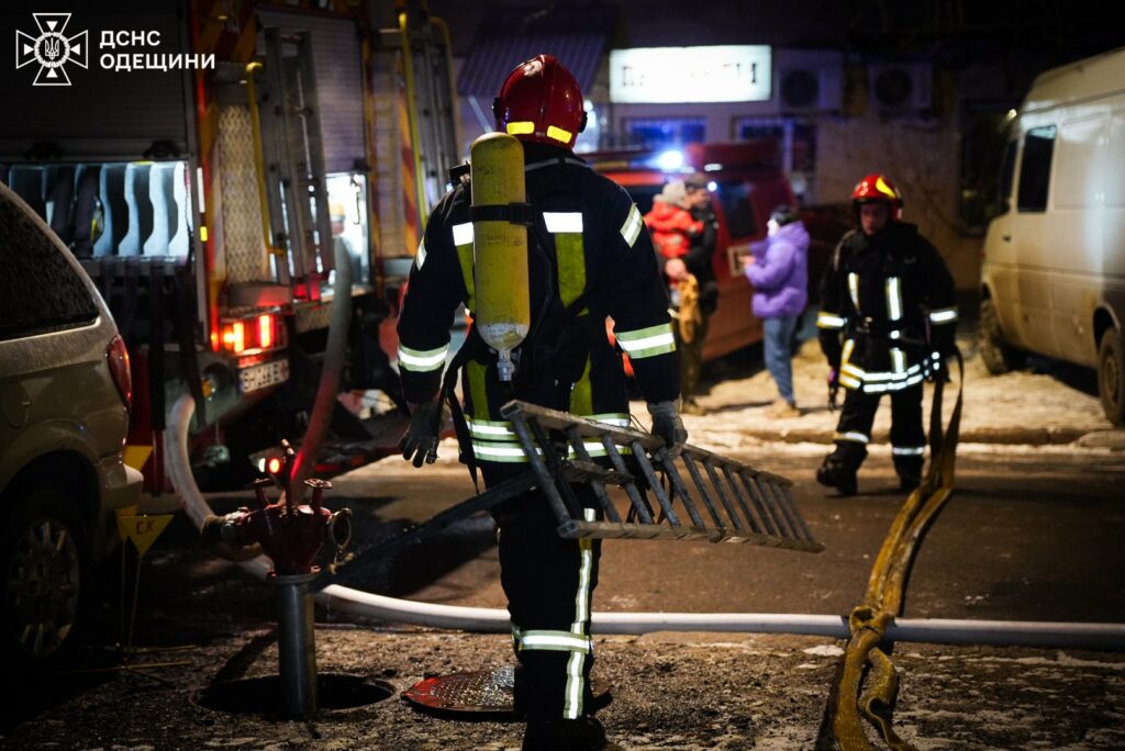 Врятоване життя: в Одесі вогнеборці винесли жінку з палаючої квартири