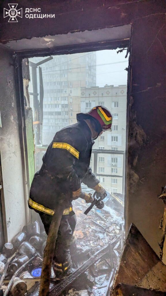 Наслідки ранкової атаки на Одещину: ДСНС показали кадри ліквідації пожеж