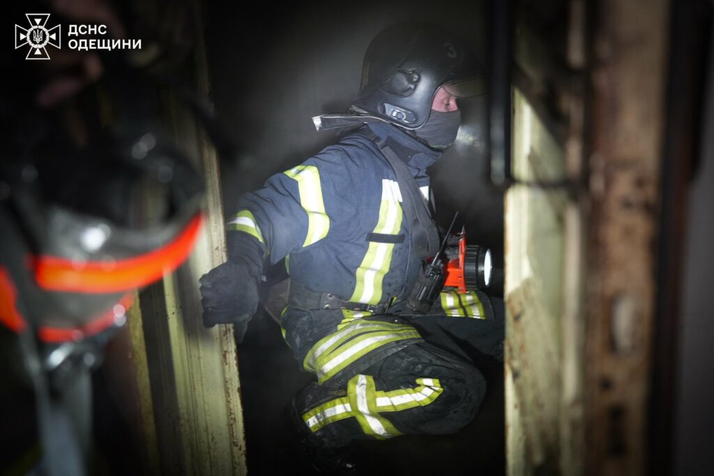 Врятоване життя: в Одесі вогнеборці винесли жінку з палаючої квартири