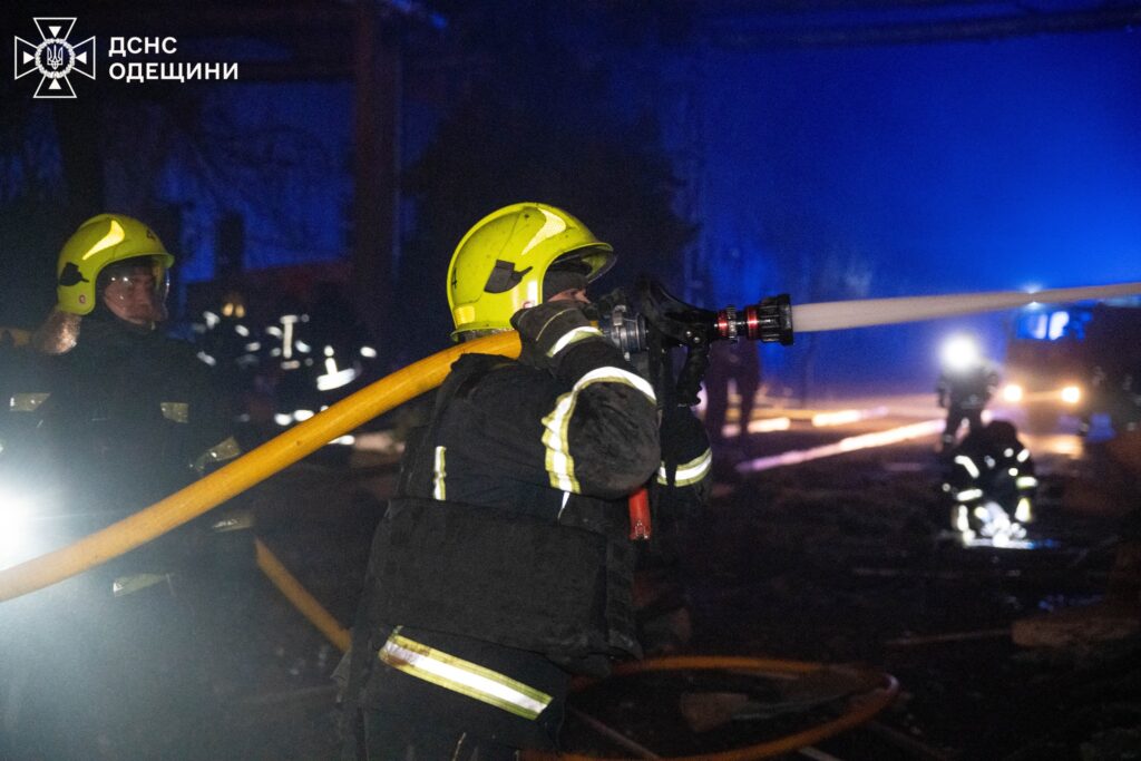 Рятувальники ліквідували наслідки нічної атаки на Одесу: горіли склади та техніка