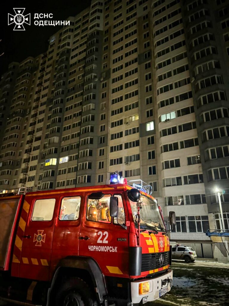 В Черноморске спасатели сняли человека с уровня 24 этажа В Черноморске спасатели сняли человека с уровня 24 этажа