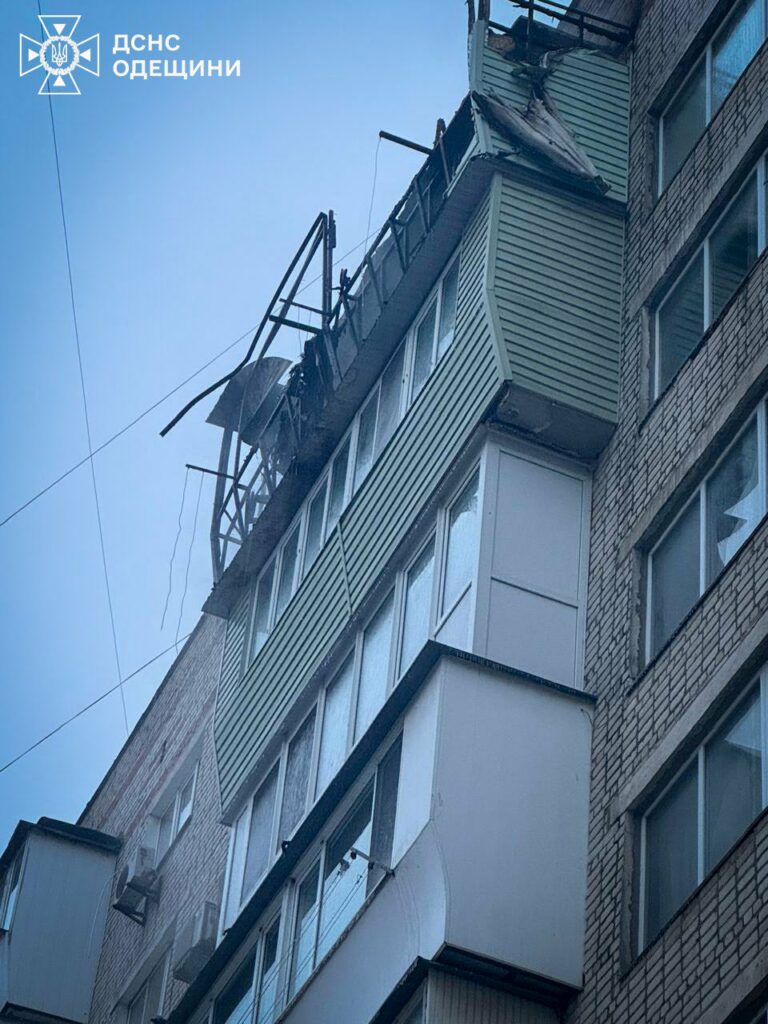 Наслідки ранкової атаки на Одещину: ДСНС показали кадри ліквідації пожеж