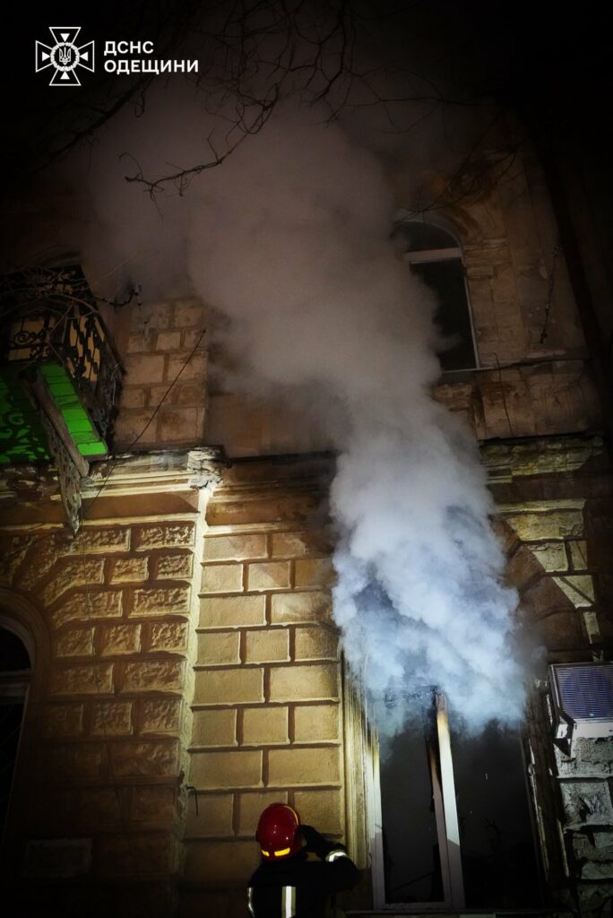 Врятоване життя: в Одесі вогнеборці винесли жінку з палаючої квартири