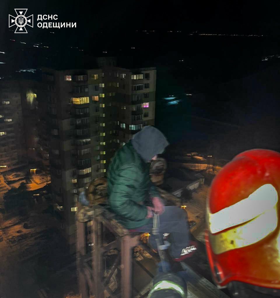 У Чорноморську рятувальники зняли людину з рівня 24 поверху