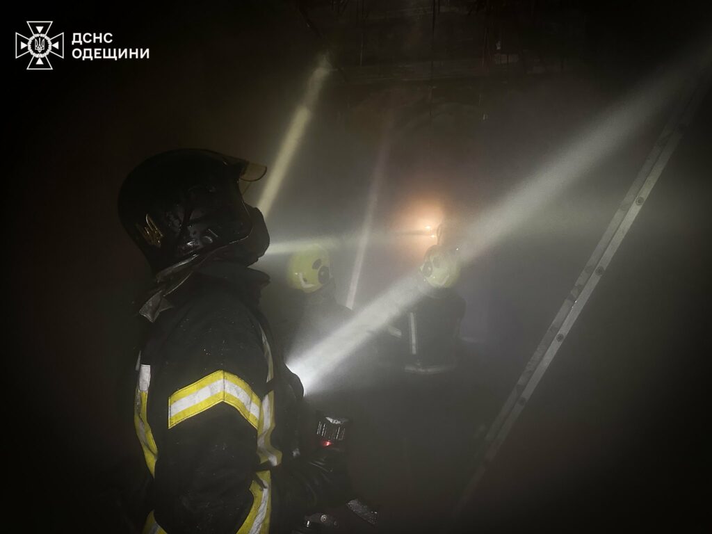 Врятоване життя: в Одесі вогнеборці винесли жінку з палаючої квартири