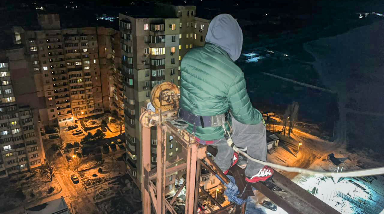 У Чорноморську рятувальники зняли людину з рівня 24 поверху