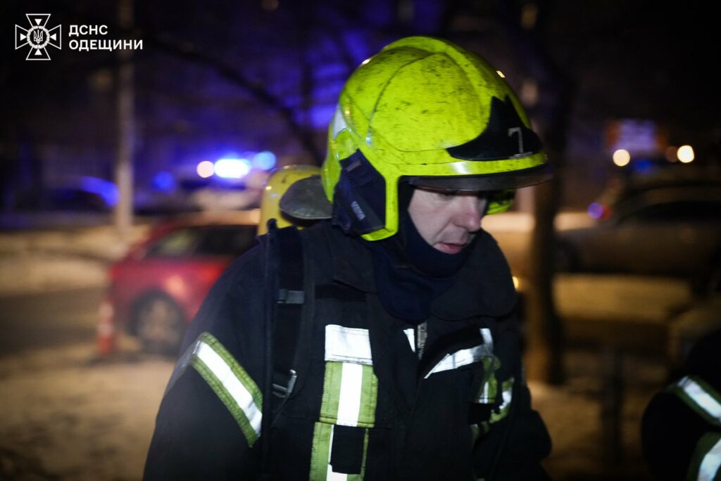 Врятоване життя: в Одесі вогнеборці винесли жінку з палаючої квартири