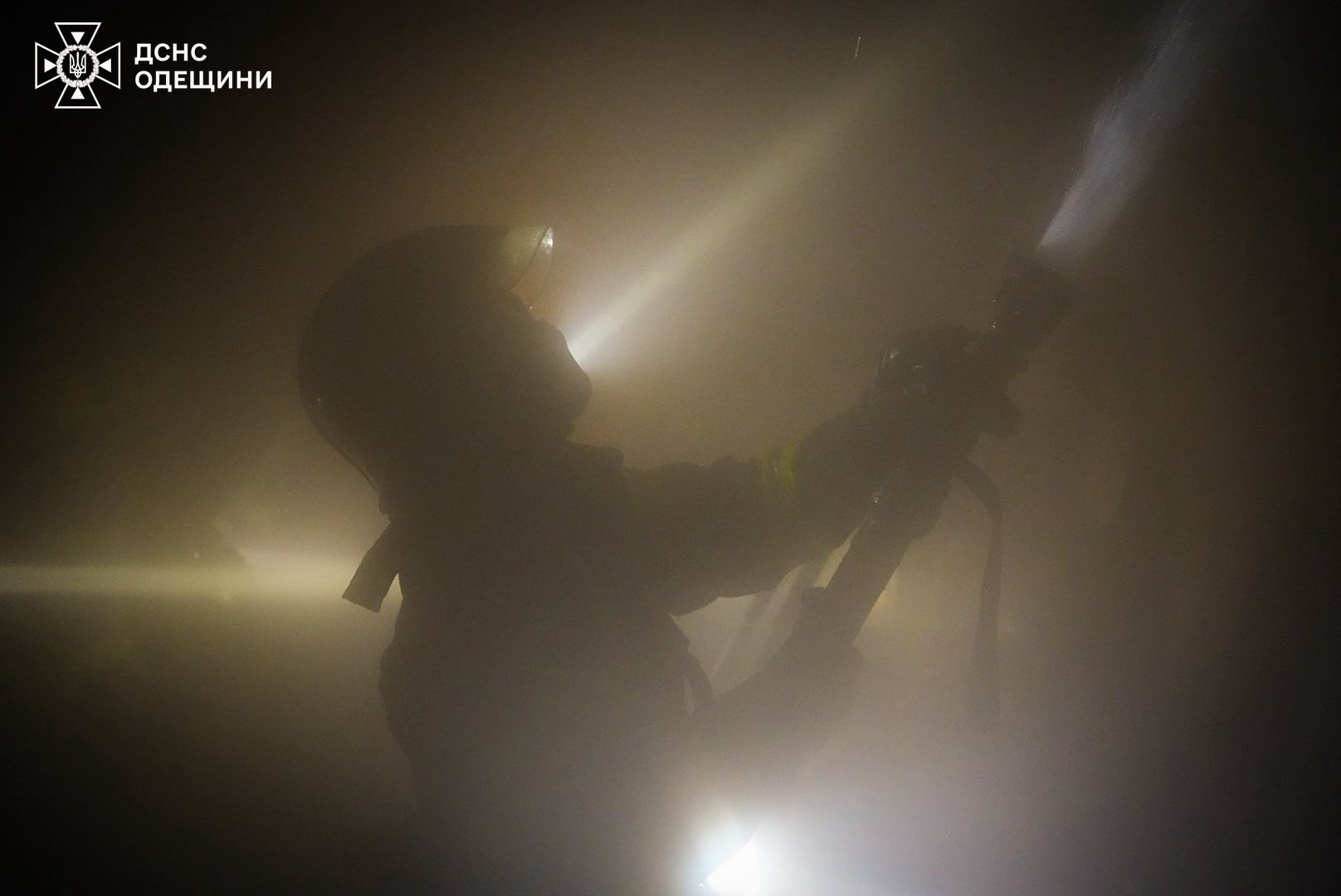 Врятоване життя: в Одесі вогнеборці винесли жінку з палаючої квартири