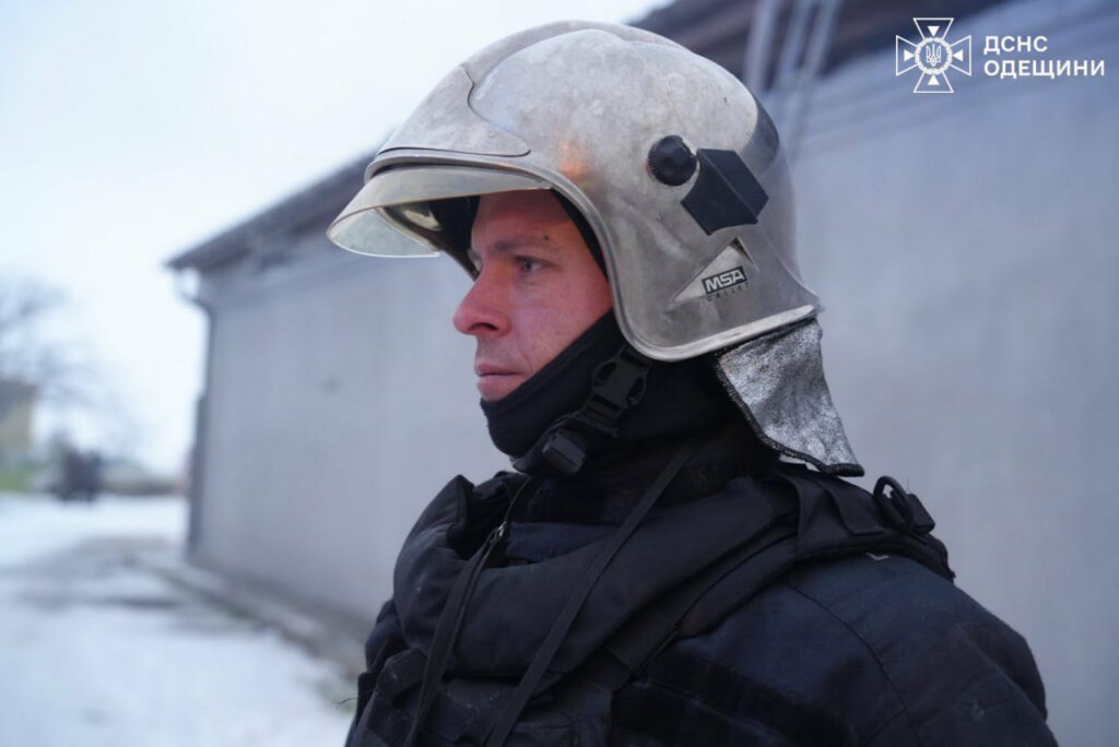 Наслідки ранкової атаки на Одещину: ДСНС показали кадри ліквідації пожеж