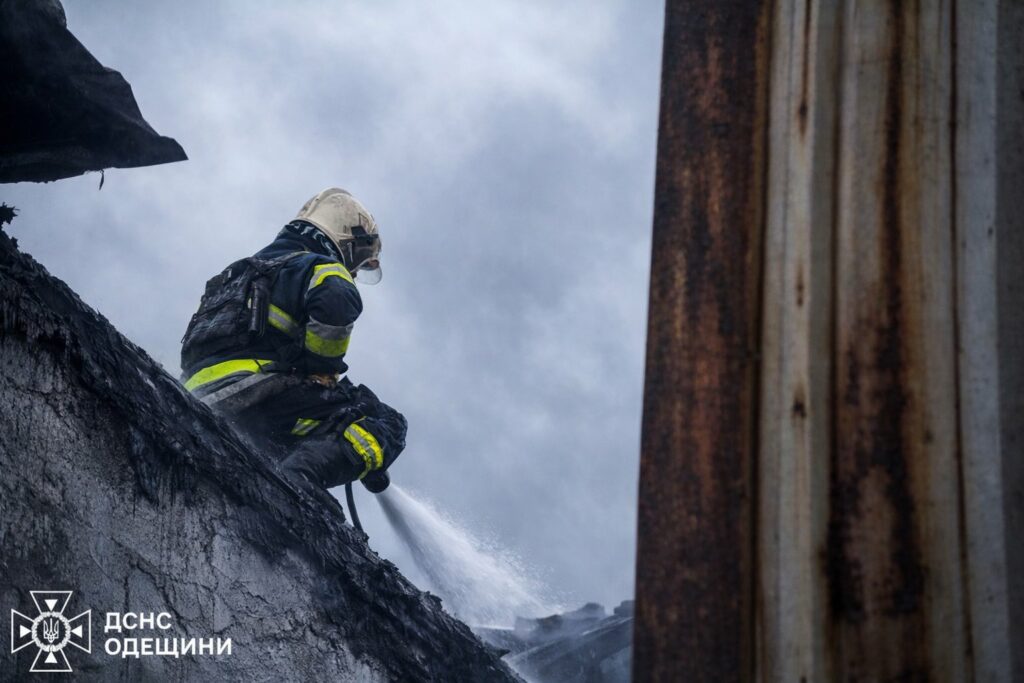 Наслідки ранкової атаки на Одещину: ДСНС показали кадри ліквідації пожеж