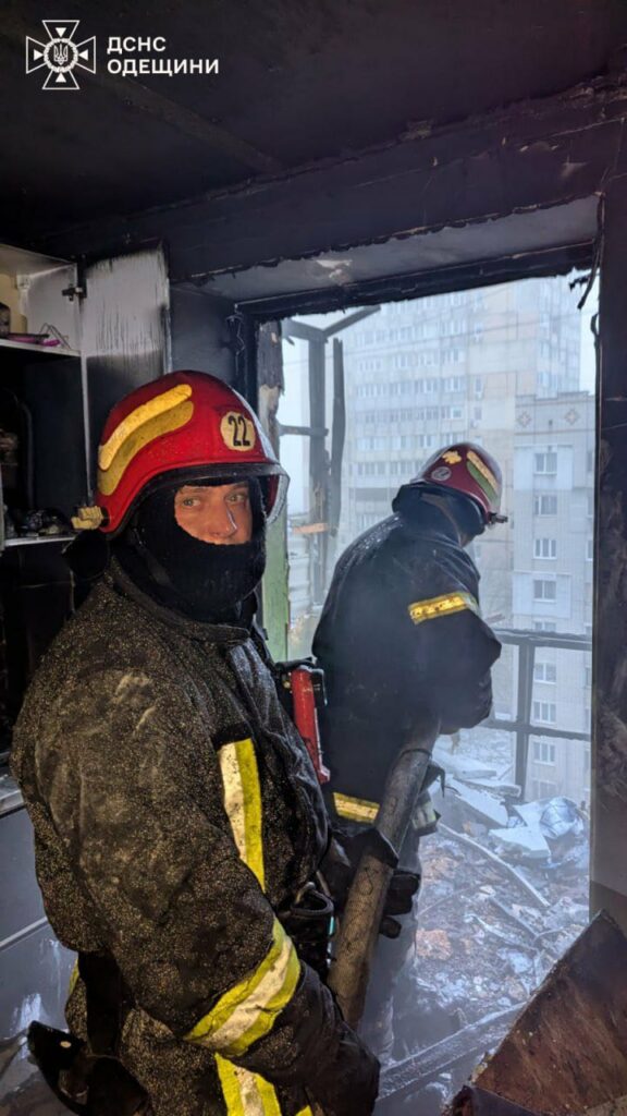 Наслідки ранкової атаки на Одещину: ДСНС показали кадри ліквідації пожеж