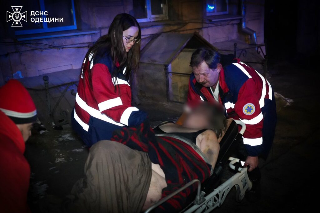 Врятоване життя: в Одесі вогнеборці винесли жінку з палаючої квартири