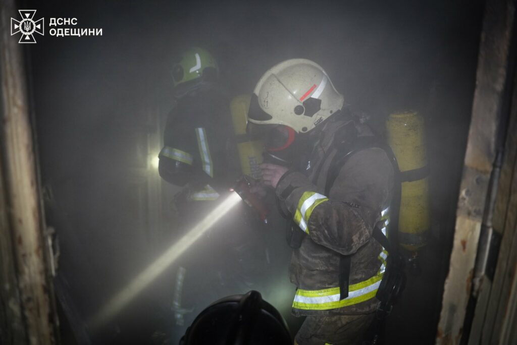 Врятоване життя: в Одесі вогнеборці винесли жінку з палаючої квартири