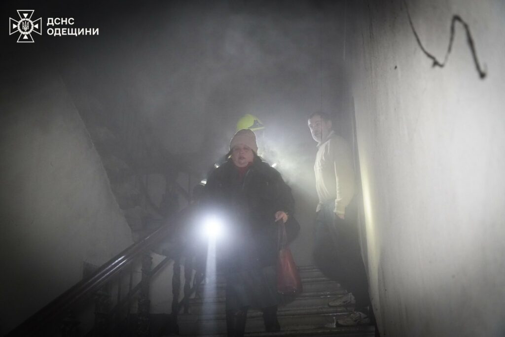 Врятоване життя: в Одесі вогнеборці винесли жінку з палаючої квартири