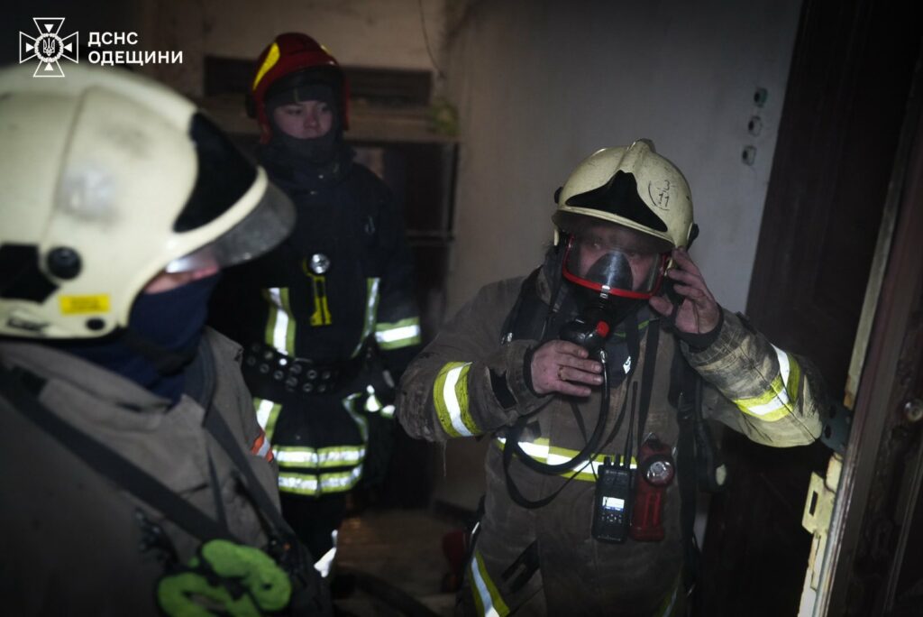 Врятоване життя: в Одесі вогнеборці винесли жінку з палаючої квартири