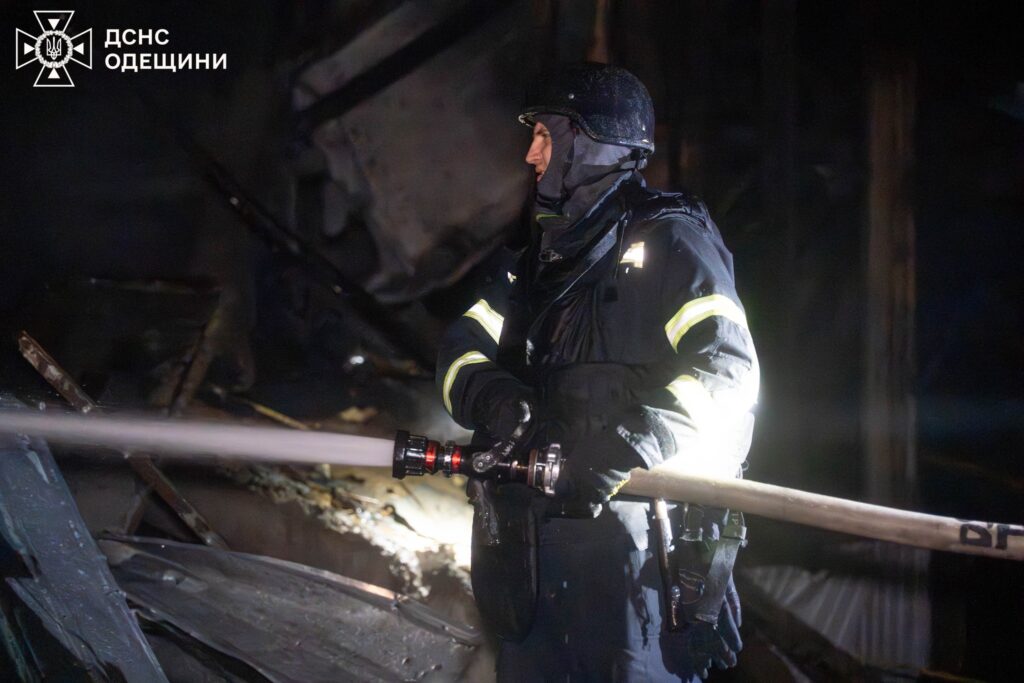 Рятувальники ліквідували наслідки нічної атаки на Одесу: горіли склади та техніка