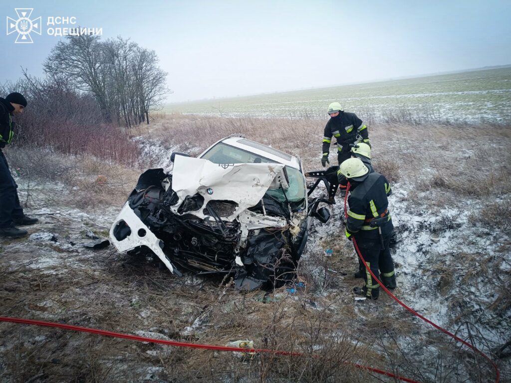 Рятувальники деблокували водійку з понівеченого авто: подробиці ДТП на трасі Одеса–Рені Спасатели деблокировали водителя из искореженного авто: подробности ДТП на трассе Одесса–Рени