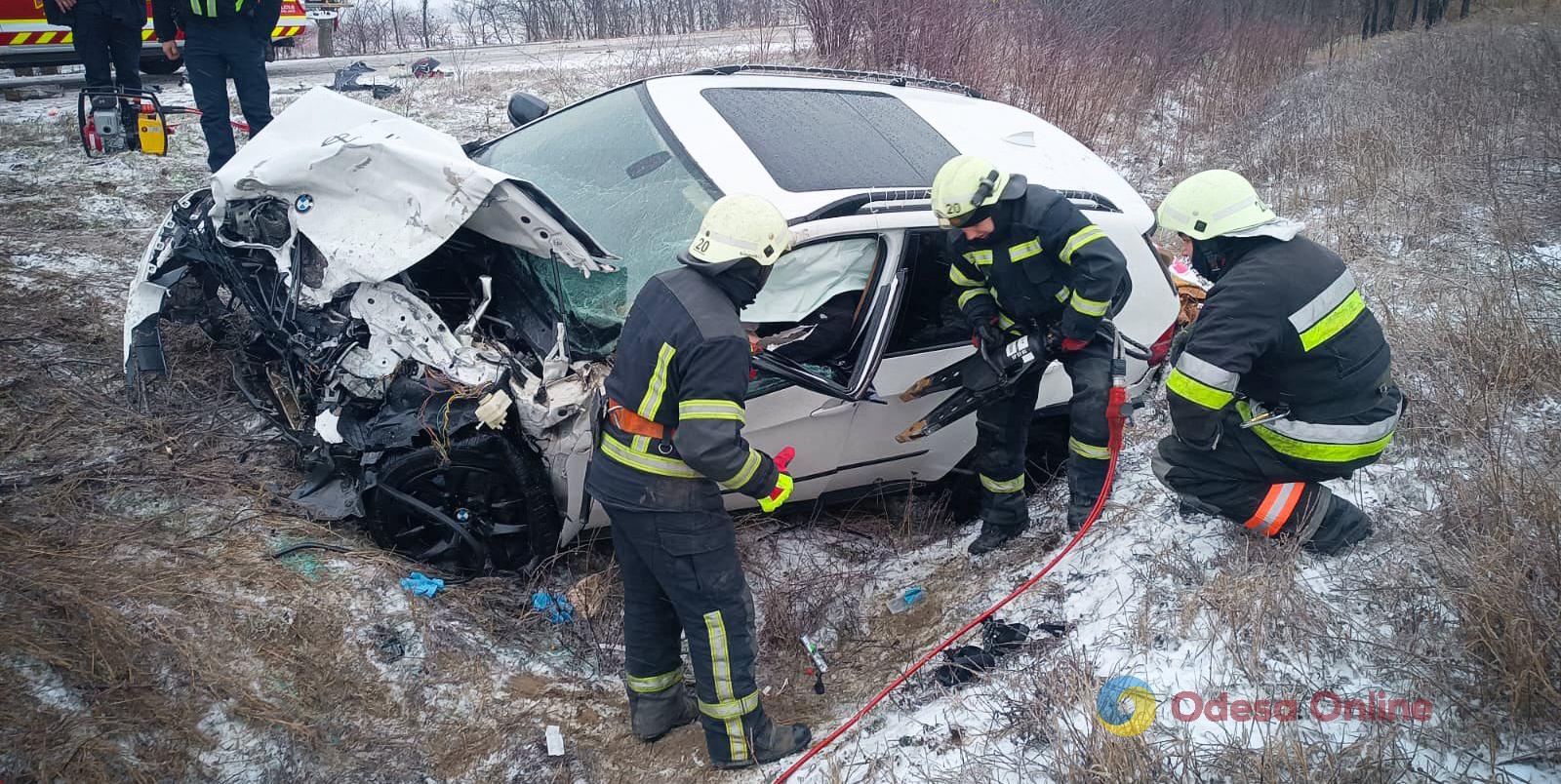 В Одеській області авто злітали зі слизької дороги