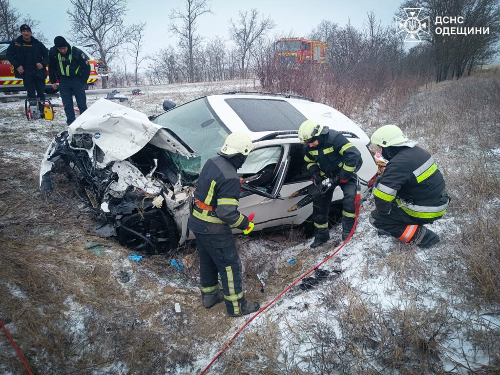 Рятувальники деблокували водійку з понівеченого авто: подробиці ДТП на трасі Одеса–Рені Спасатели деблокировали водителя из искореженного авто: подробности ДТП на трассе Одесса–Рени