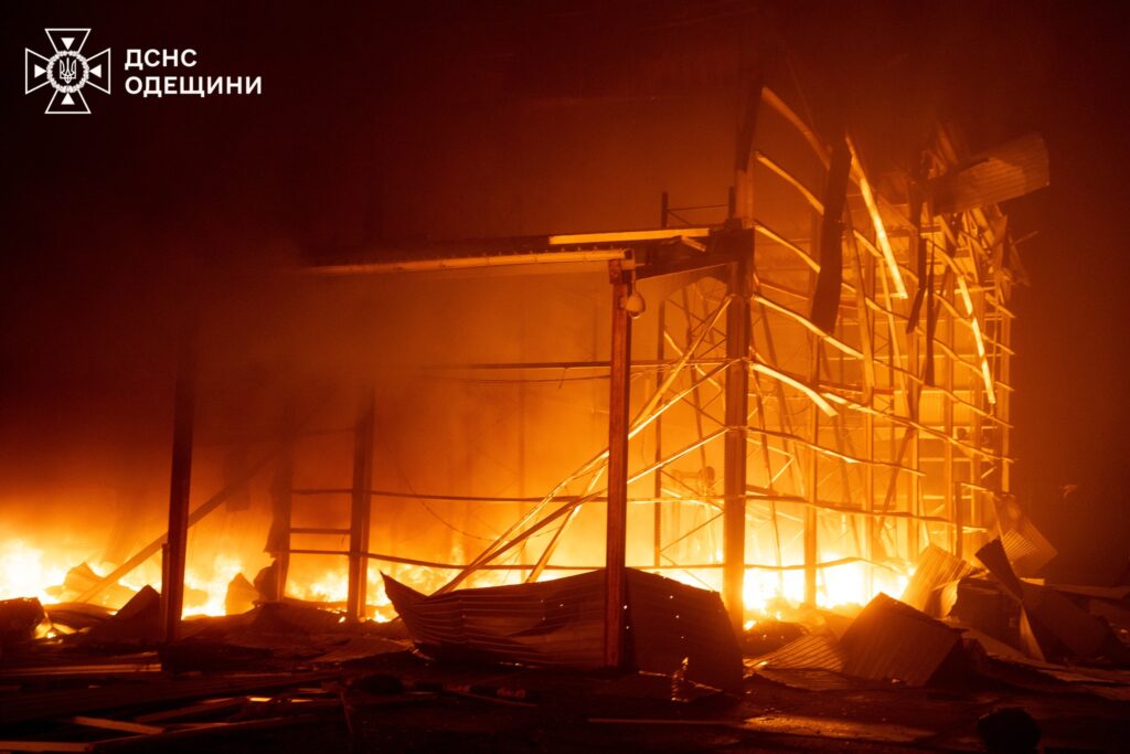 Рятувальники ліквідували наслідки нічної атаки на Одесу: горіли склади та техніка