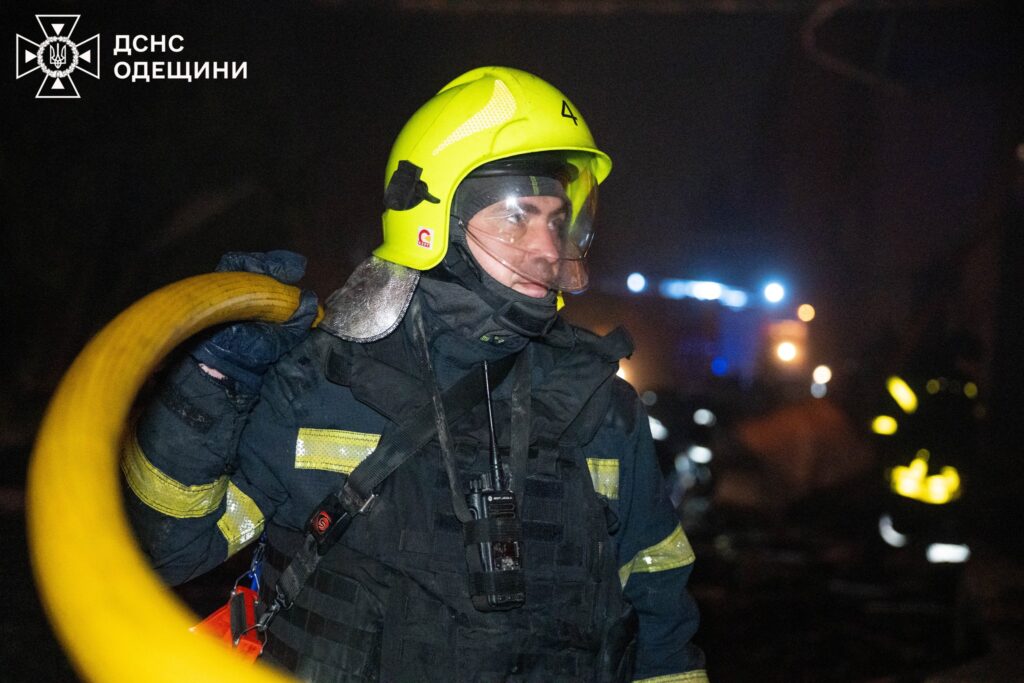 Рятувальники ліквідували наслідки нічної атаки на Одесу: горіли склади та техніка