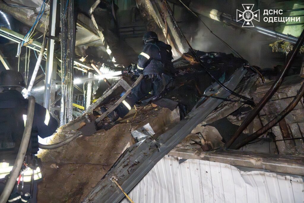 Рятувальники ліквідували наслідки нічної атаки на Одесу: горіли склади та техніка