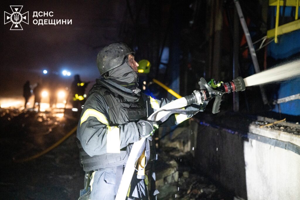 Рятувальники ліквідували наслідки нічної атаки на Одесу: горіли склади та техніка