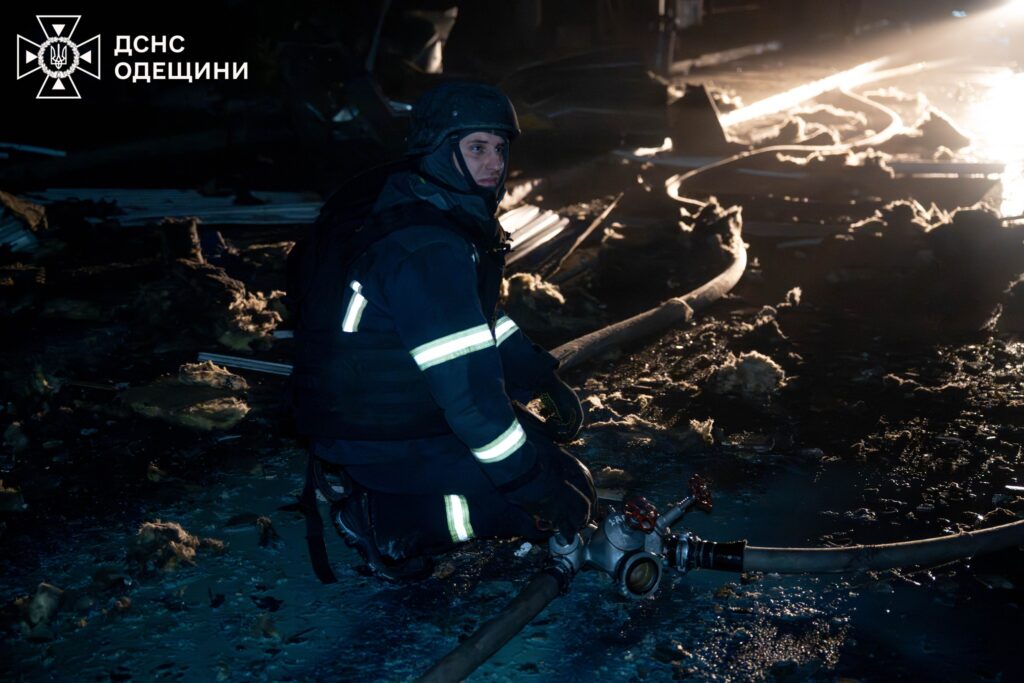 Рятувальники ліквідували наслідки нічної атаки на Одесу: горіли склади та техніка