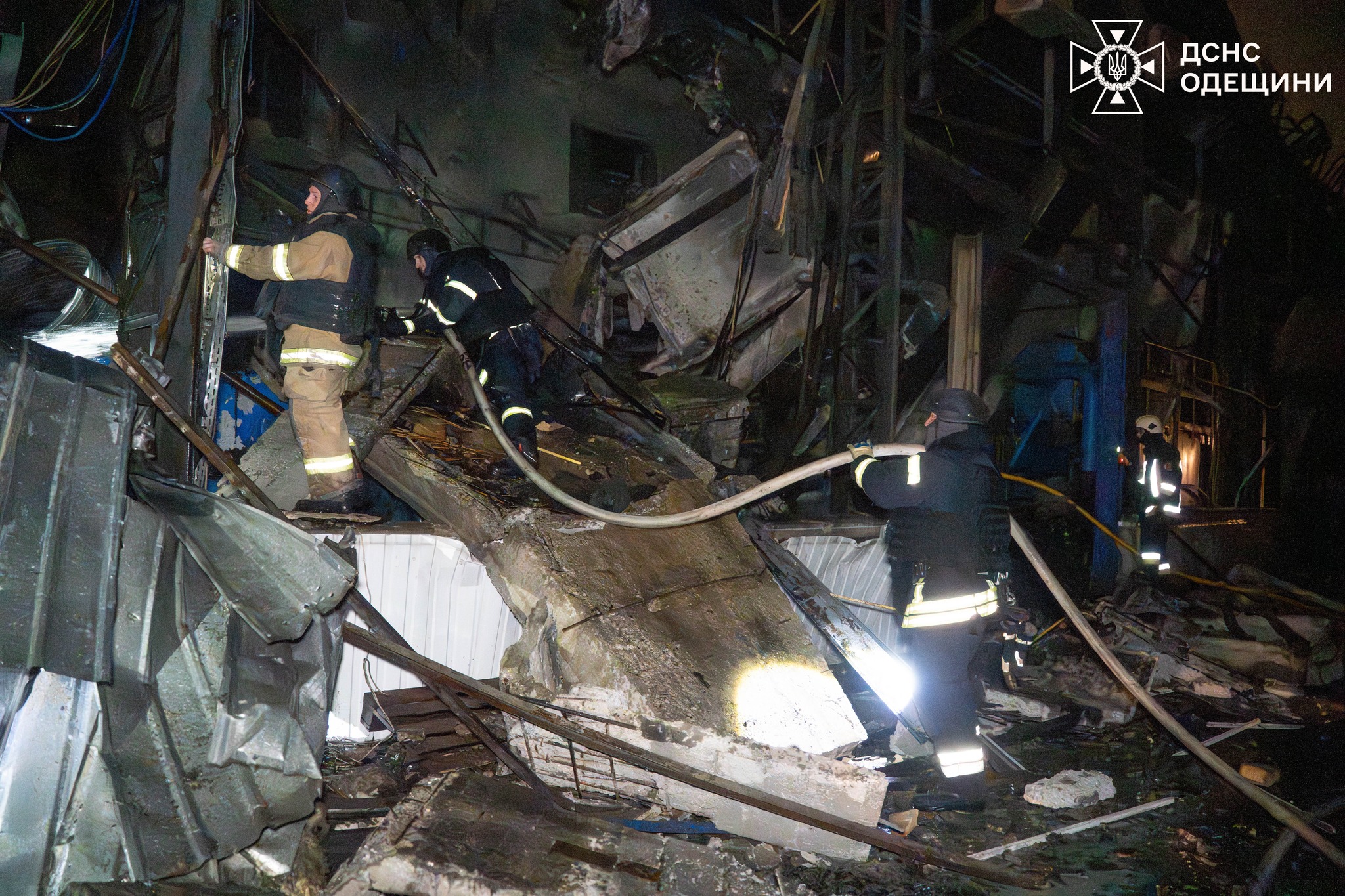 Рятувальники ліквідували наслідки нічної атаки на Одесу: горіли склади та техніка