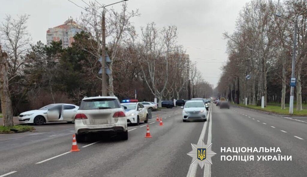 В Приморском районе Одессы Mercedes сбил пешехода на проспекте Шевченко В Приморском районе Одессы Mercedes сбил пешехода на проспекте Шевченко