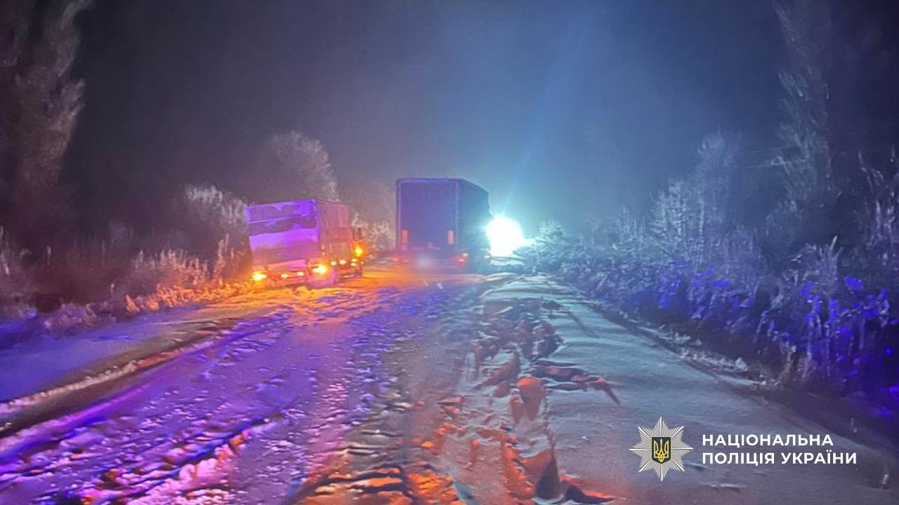 На Одещині у сніговому заметі застрягла автівка з людьми (фото)
