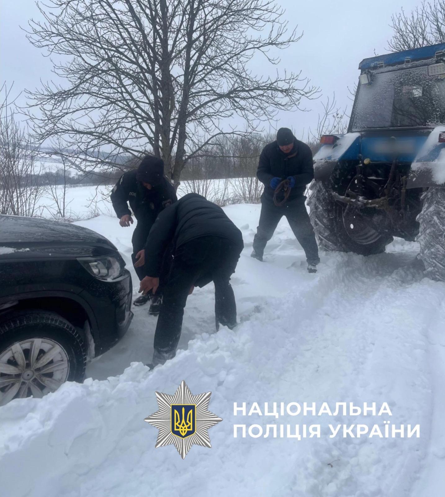 На Одещині у сніговому заметі застрягла автівка з людьми (фото)