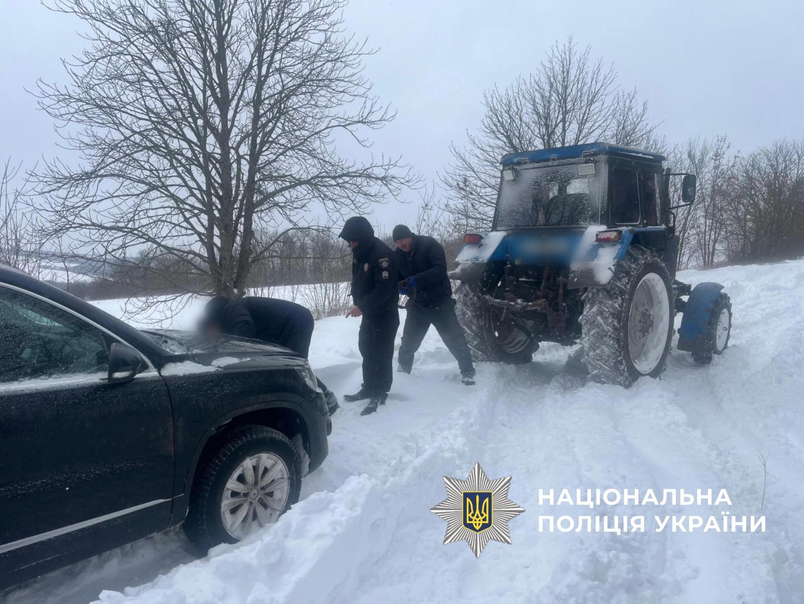 На Одещині у сніговому заметі застрягла автівка з людьми (фото)