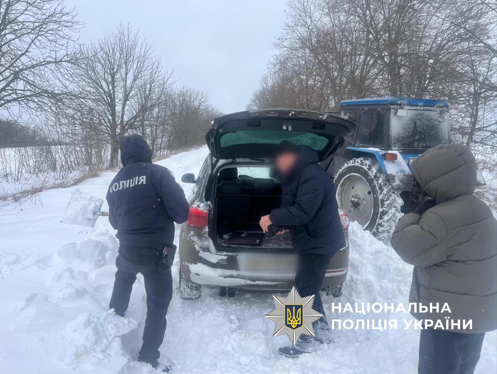 На Одещині у сніговому заметі застрягла автівка з людьми (фото)