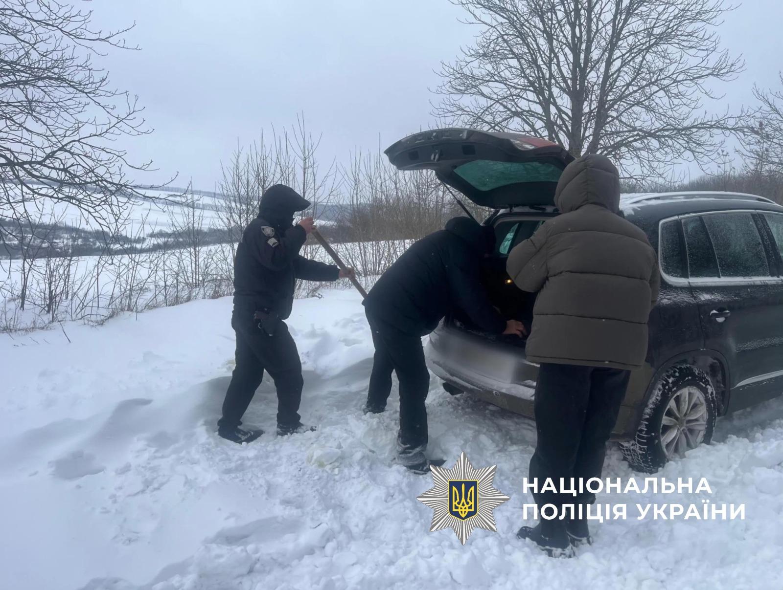 На Одещині у сніговому заметі застрягла автівка з людьми (фото)
