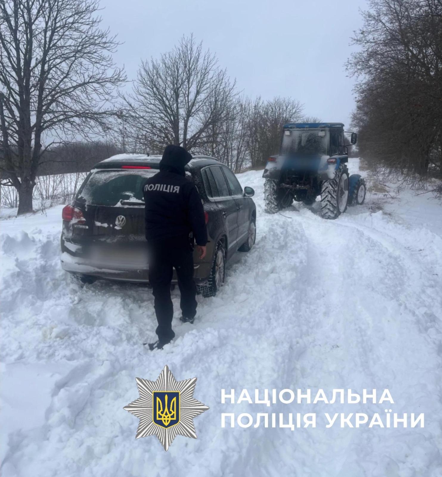 На Одещині у сніговому заметі застрягла автівка з людьми (фото)