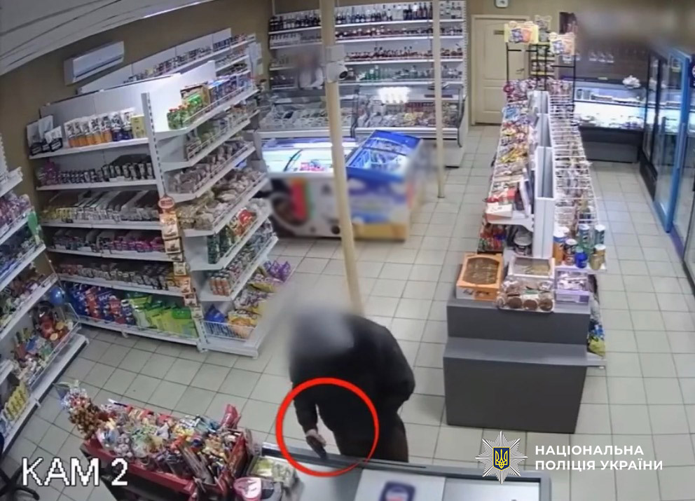 Угрожал продавщице пистолетом: одессита осудили за вооруженное ограбление магазина Угрожал продавщице пистолетом: одессита осудили за вооруженное ограбление магазина