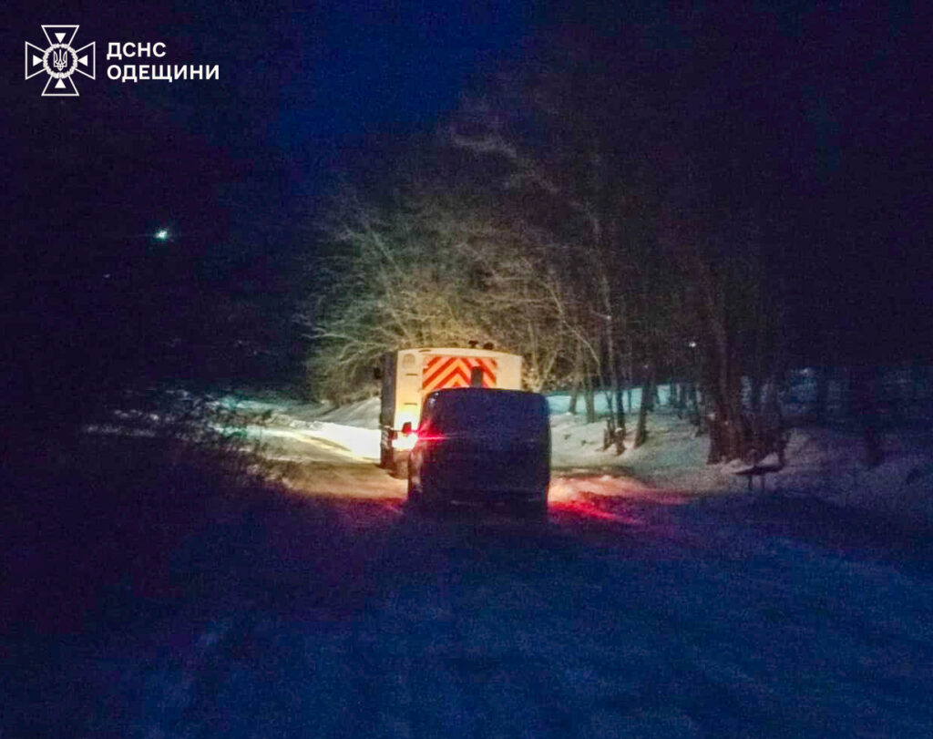 В Одесской области спасатели помогают водителям преодолевать ледяные участки дорог