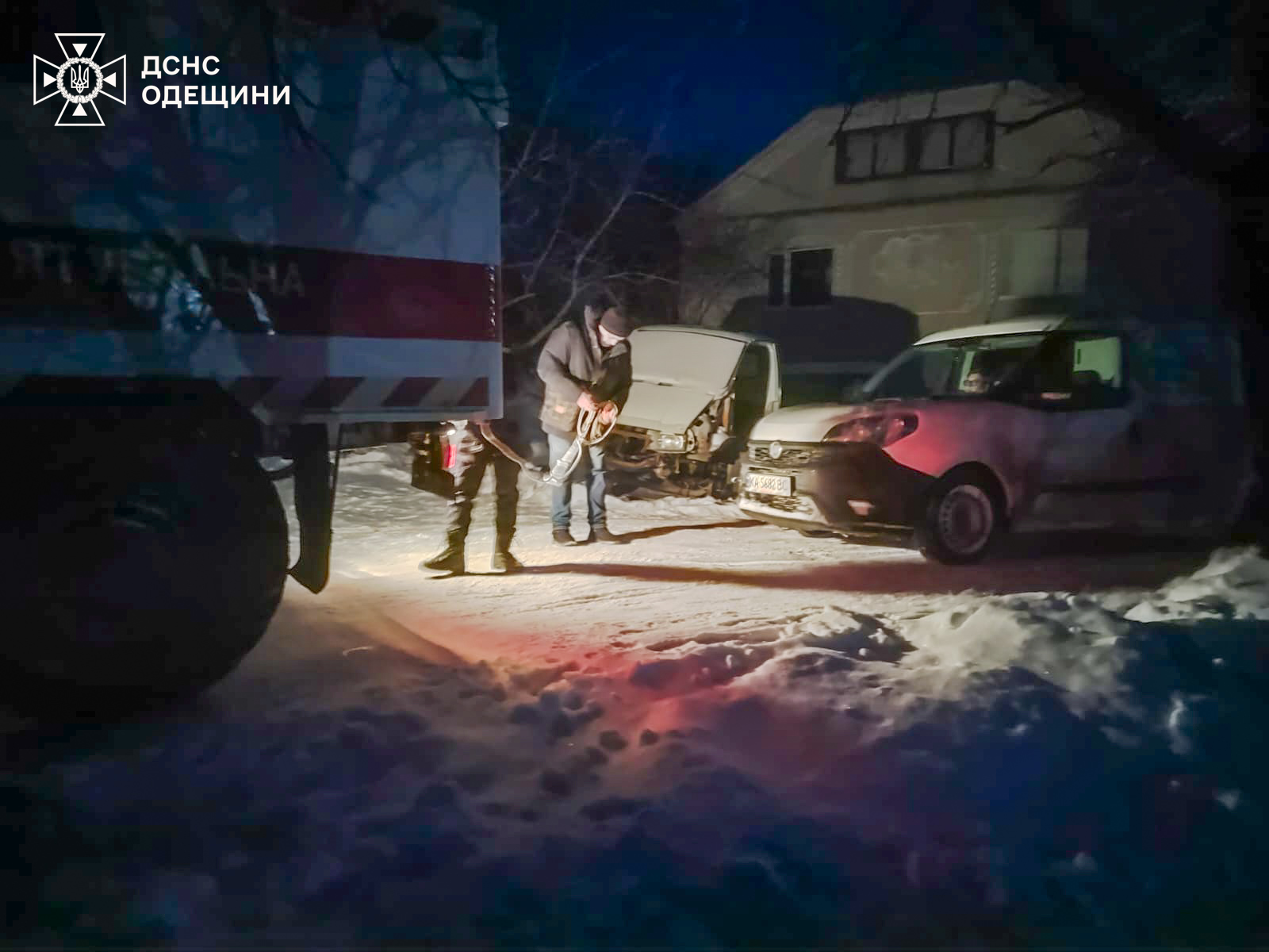 В Одесской области спасатели помогают водителям преодолевать ледяные участки дорог