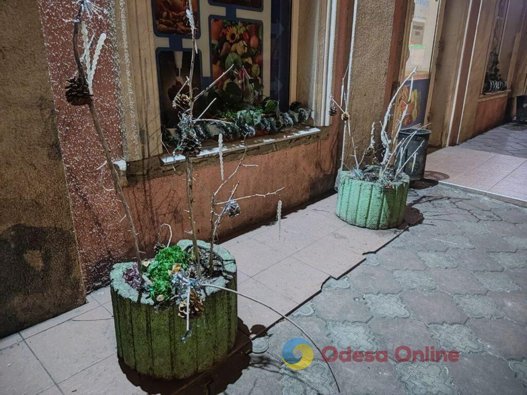 Первый вечер 2026 года в центре Одессы: яркая иллюминация и пустые улицы (фоторепортаж)