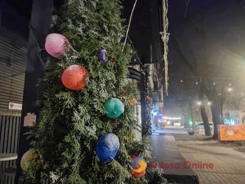 Первый вечер 2026 года в центре Одессы: яркая иллюминация и пустые улицы (фоторепортаж)