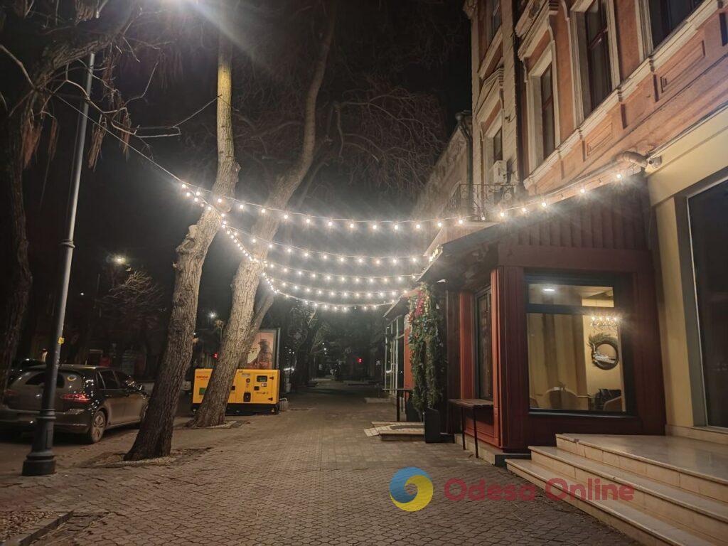 Первый вечер 2026 года в центре Одессы: яркая иллюминация и пустые улицы (фоторепортаж)
